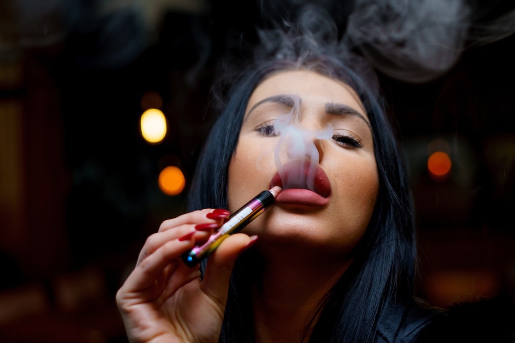 mulher fumando cigarro eletrônico 